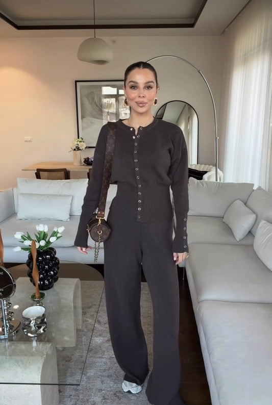 KNITTED SUIT WITH BUTTONS