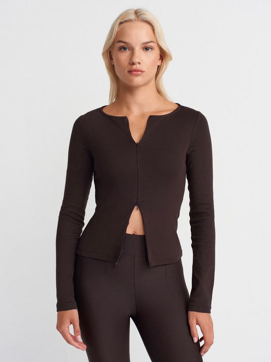 TOP WITH A ZIPPERED SLEEVE