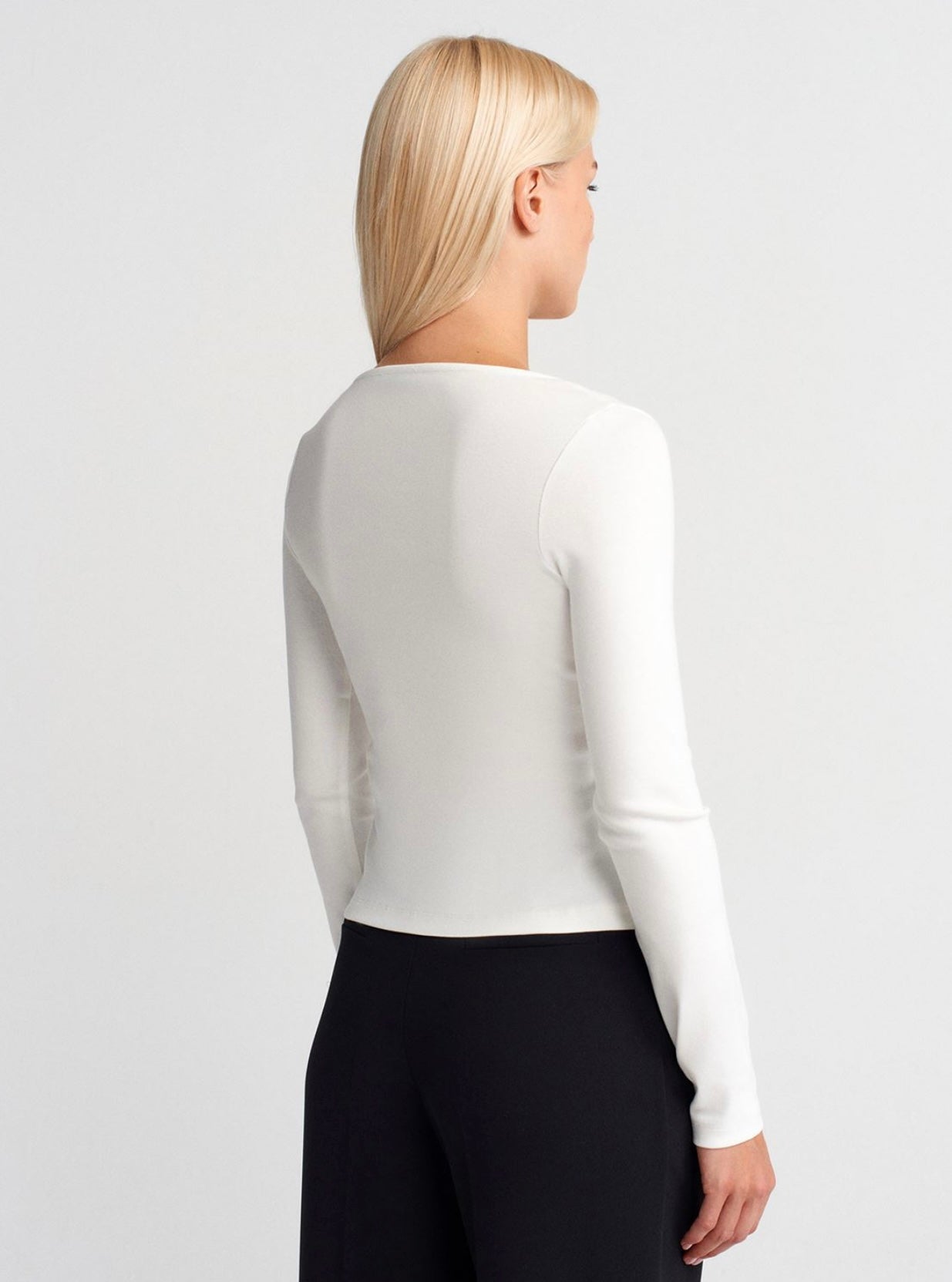 TOP WITH A ZIPPERED SLEEVE