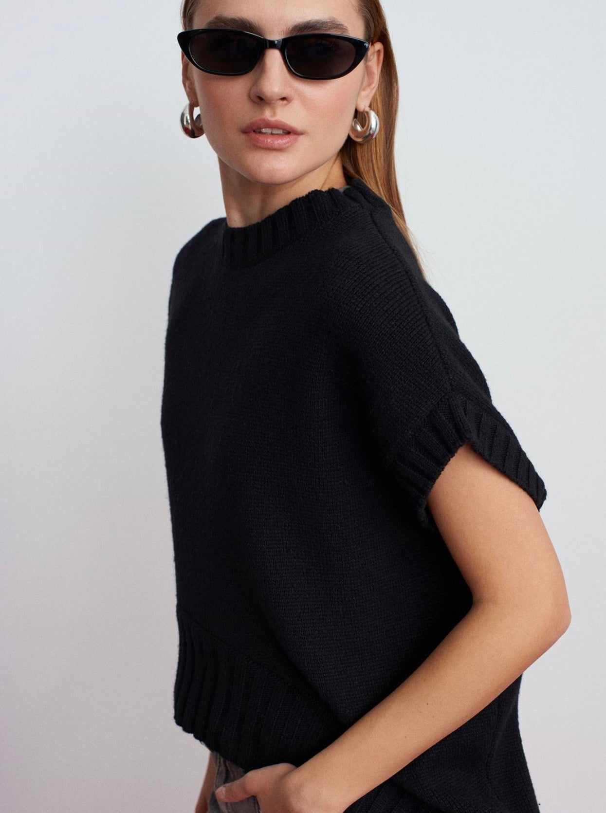 ELONGATED SLEEVELESS VEST