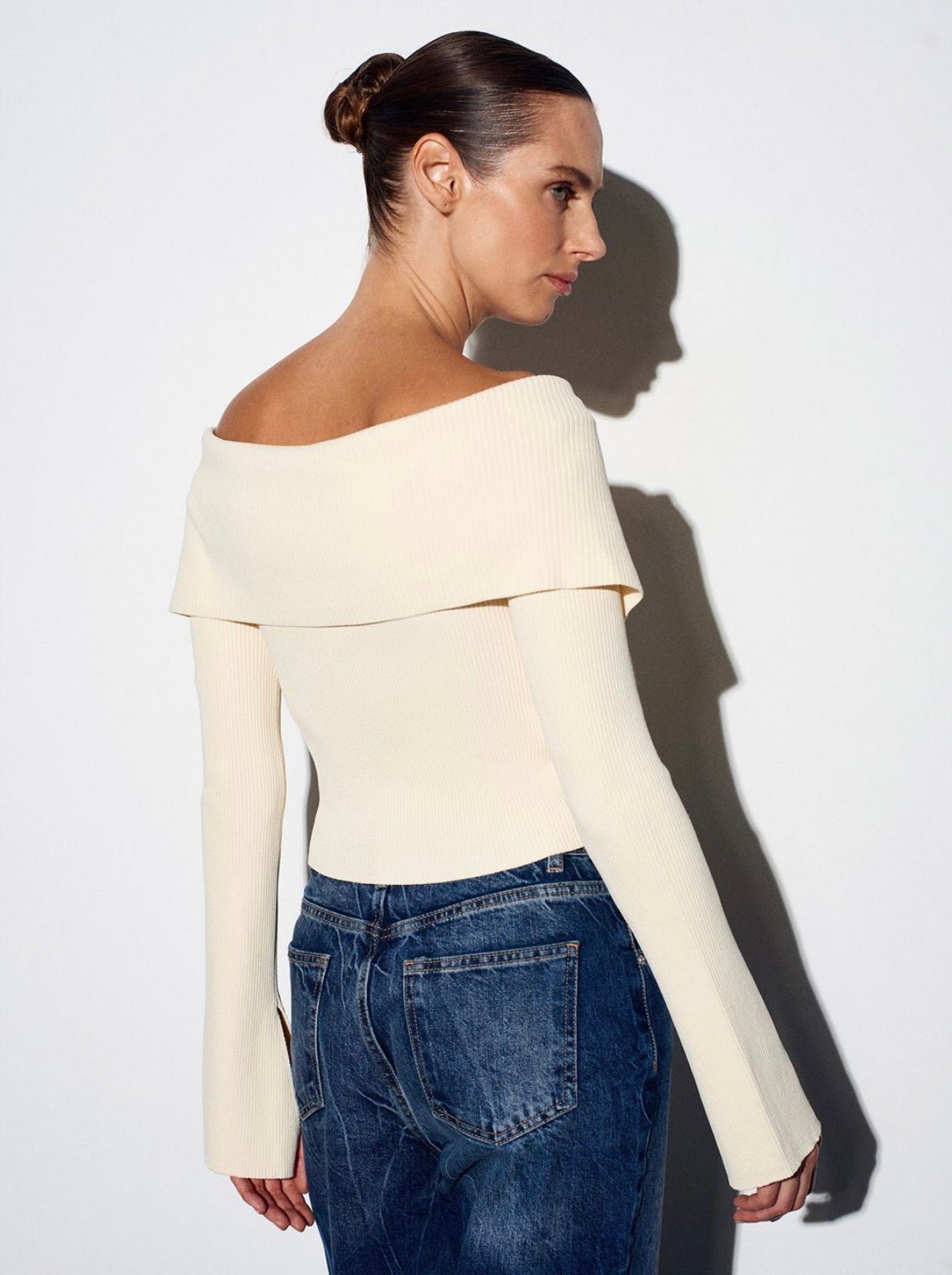 CARDIGAN WITH AN OPEN NECKLINE