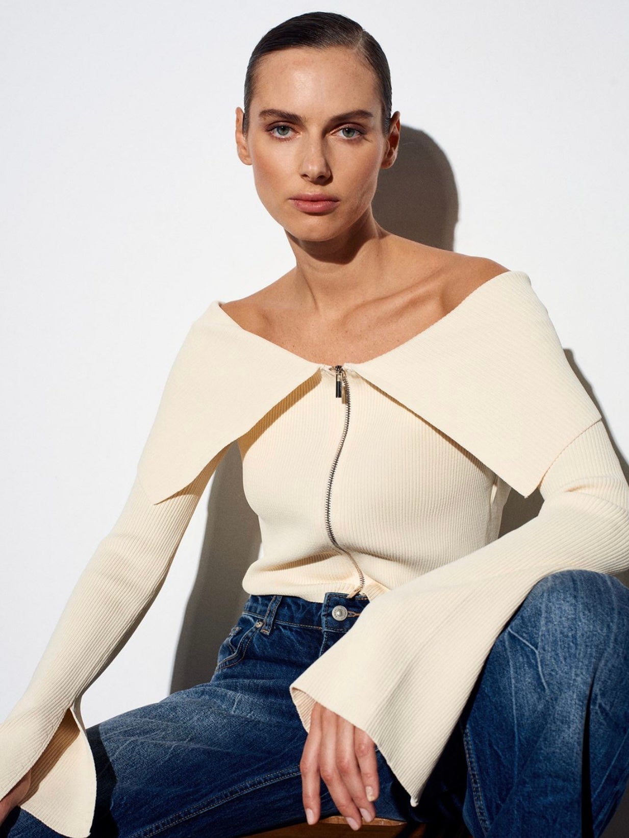 CARDIGAN WITH AN OPEN NECKLINE