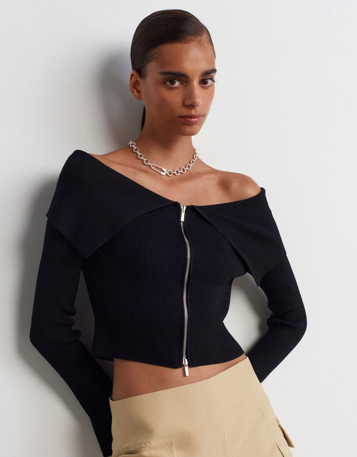 CARDIGAN WITH AN OPEN NECKLINE