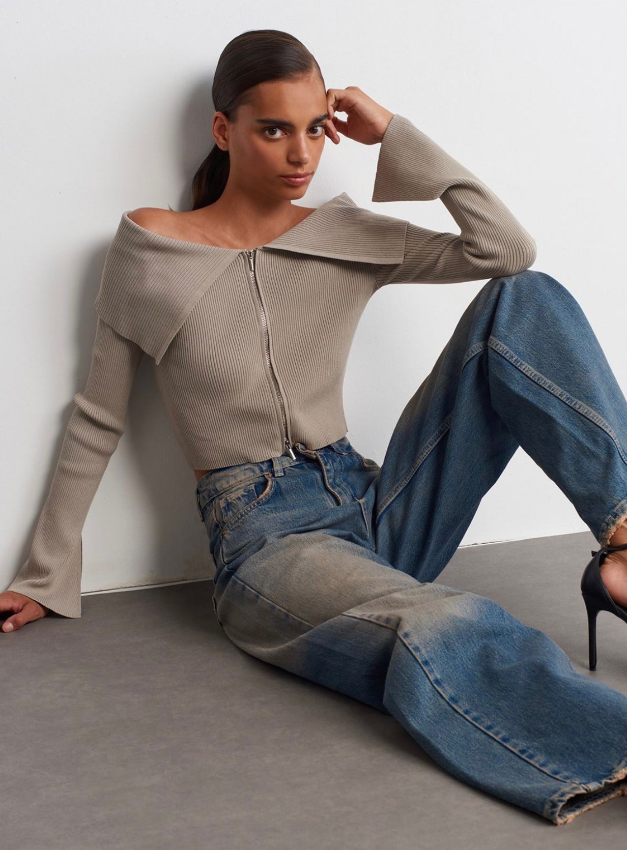 CARDIGAN WITH AN OPEN NECKLINE