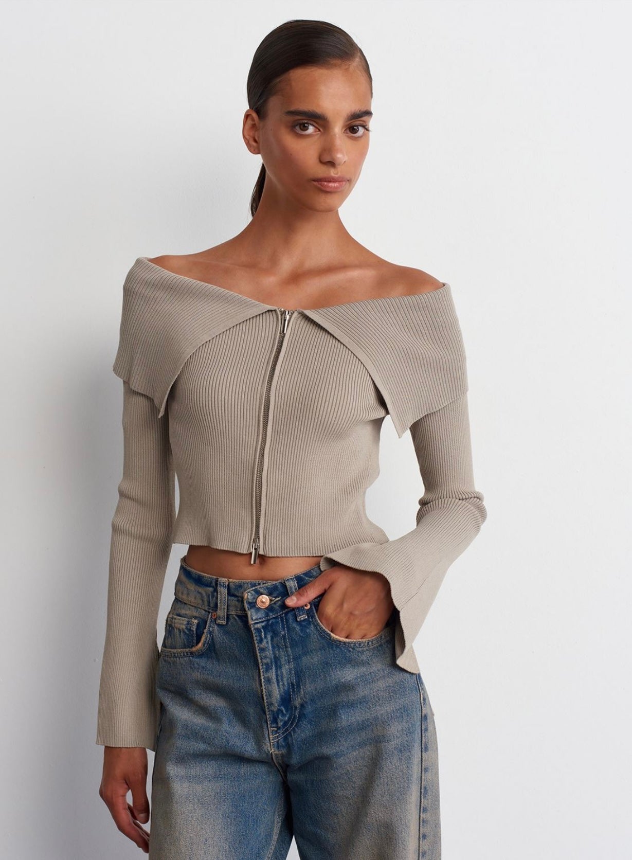 CARDIGAN WITH AN OPEN NECKLINE