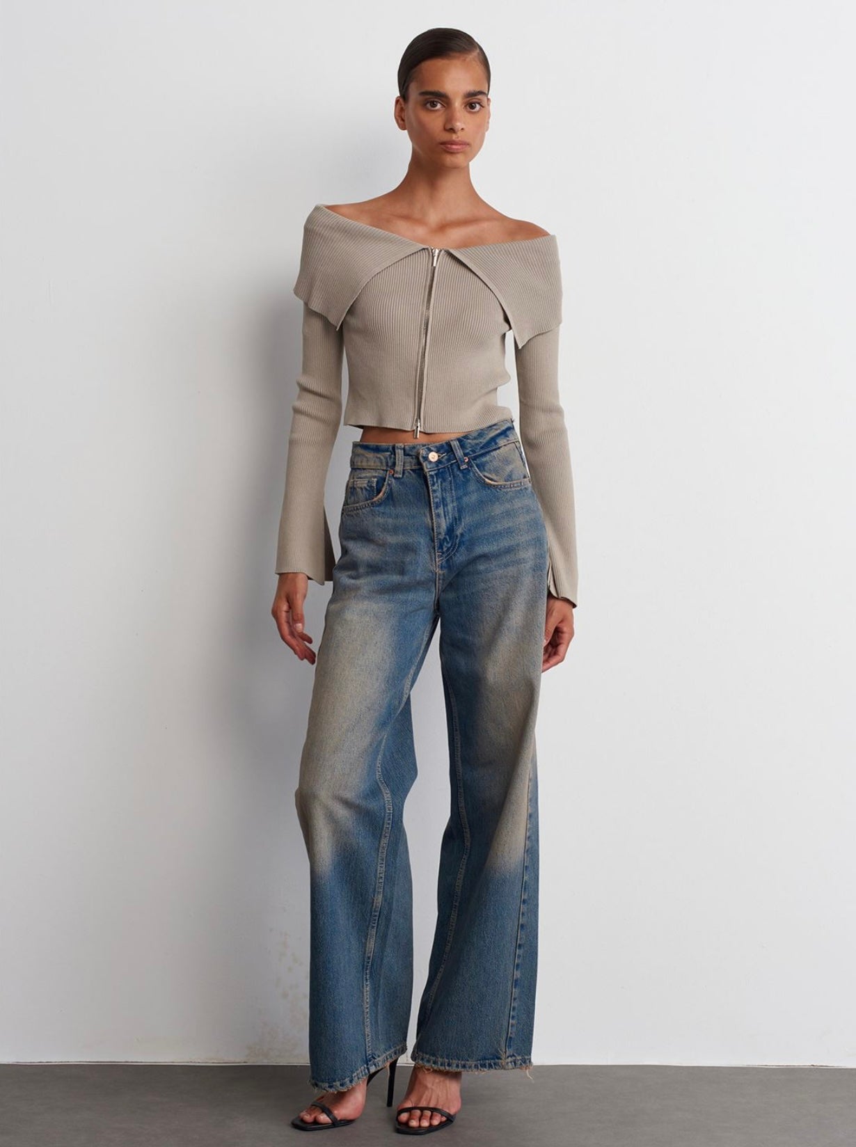 CARDIGAN WITH AN OPEN NECKLINE