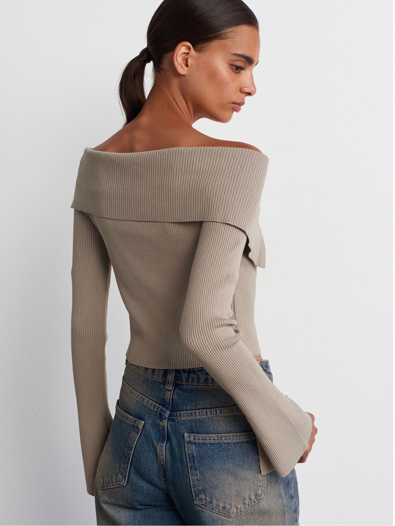 CARDIGAN WITH AN OPEN NECKLINE