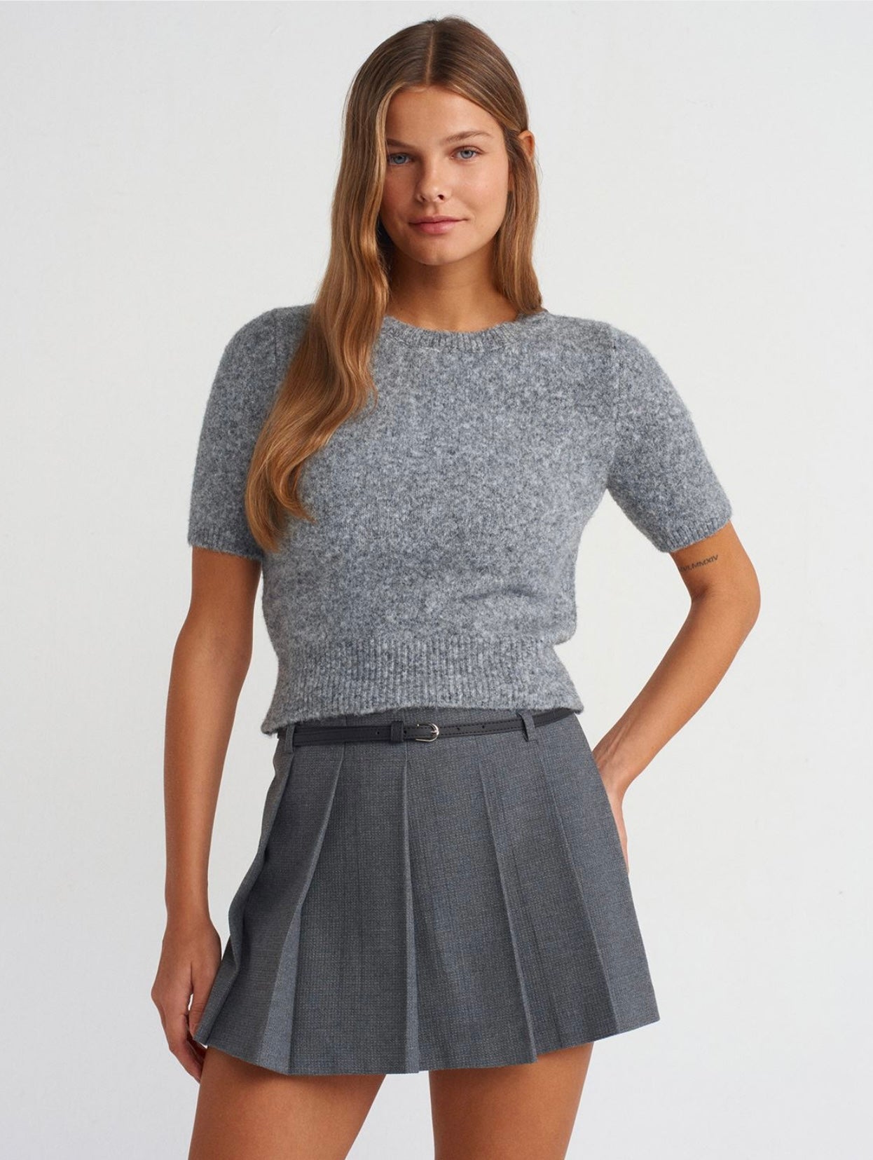 SHORT SLEEVED SWEATER