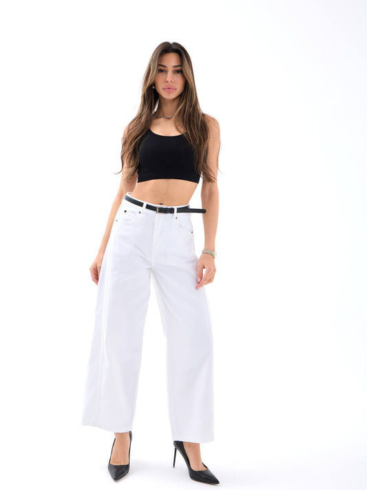 WHITE JEANS WITH A BELT