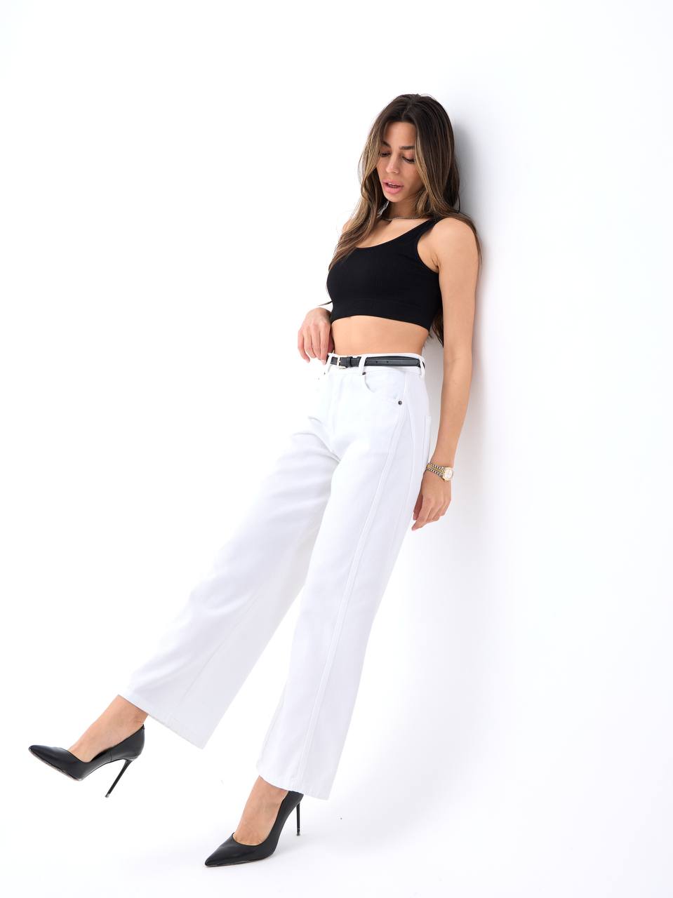 WHITE JEANS WITH A BELT