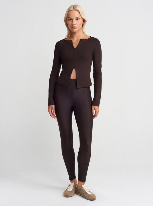 TOP WITH A ZIPPERED SLEEVE