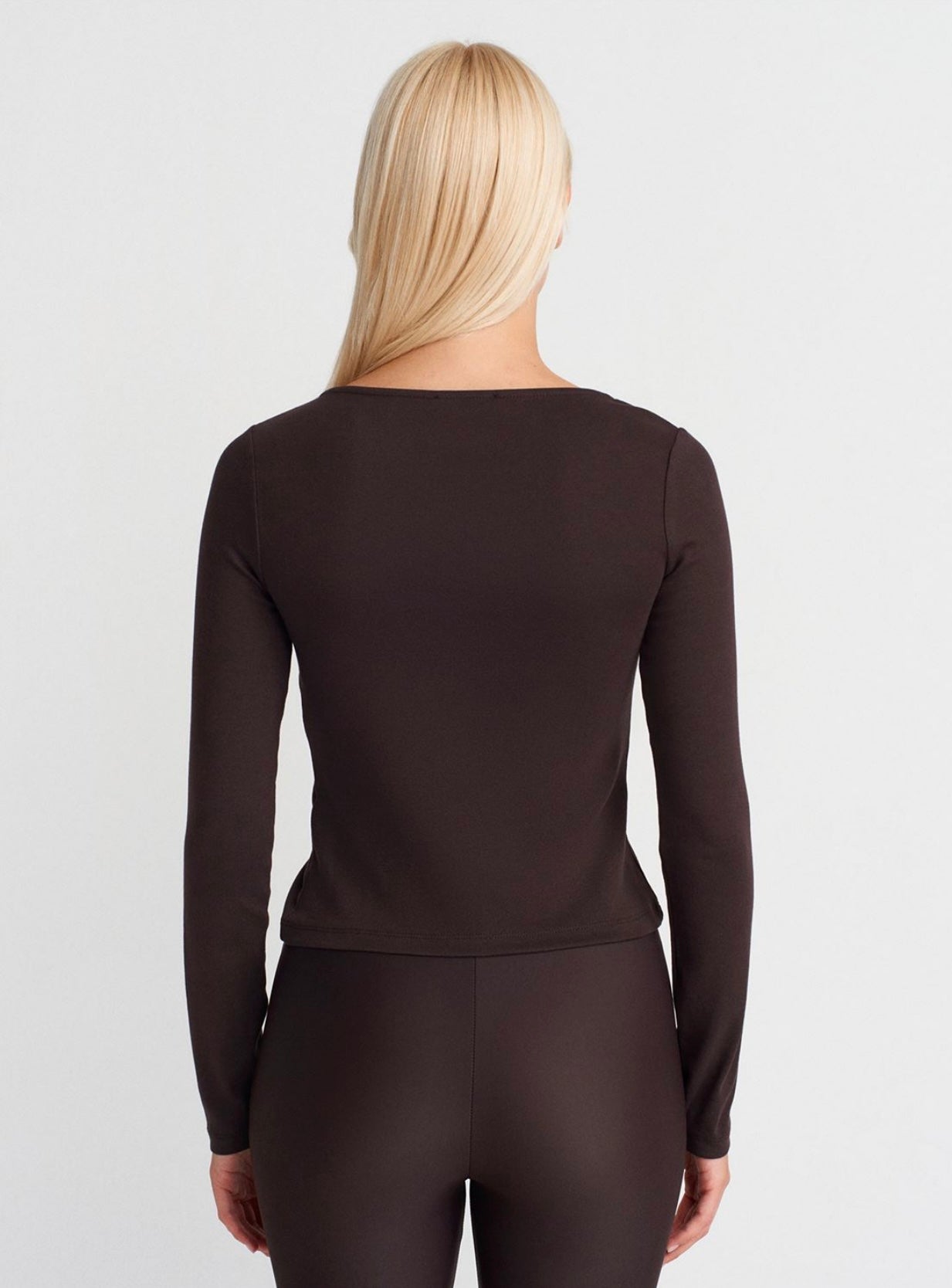 TOP WITH A ZIPPERED SLEEVE