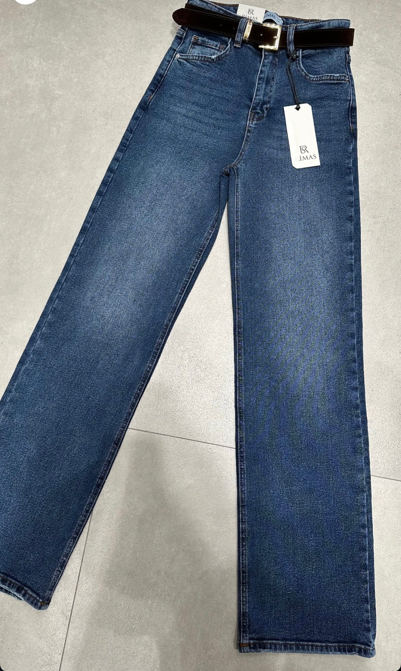 CLASSIC JEANS WITH A BELT